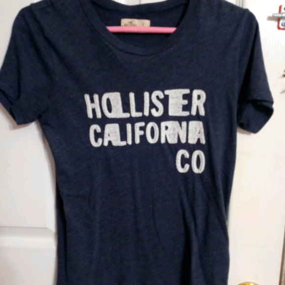 Hollister Tshirt - Picture 1 of 3